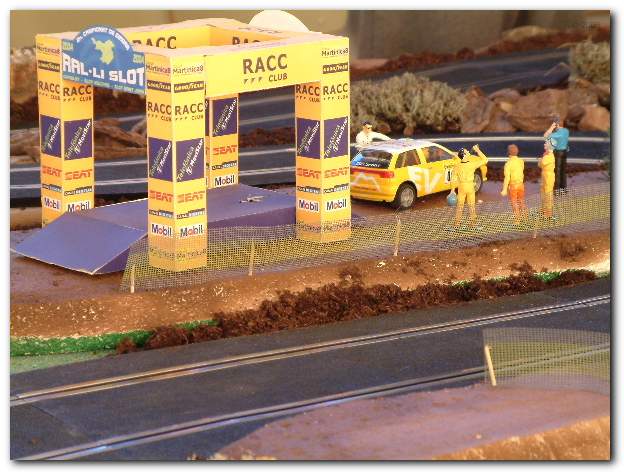 602x451 pixels (54K)